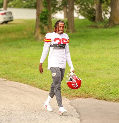 AUGUST 1, 2026: Kansas City Chiefs cornerback L Jarius Sneed walks down the hill towards the field at Chiefs training camp in St. Joseph, MO. CSM St. Joseph United States - ZUMAc04_ 20260801_zma_c04_045 Copyright: xRomanxPunox