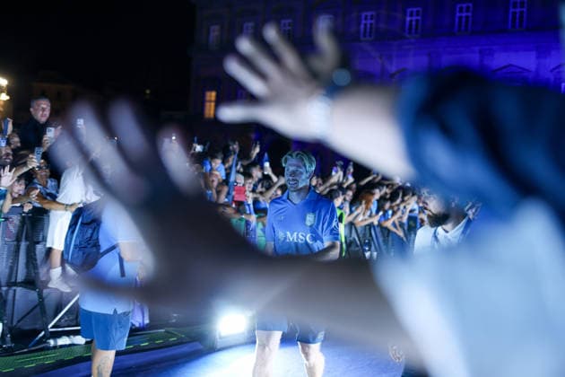 Napoli™s Kevin De Bruyne in Piazza Plebiscito per la Festa del Centenario del Napoli - Napoli, Italia, 1 Agosto 2026 (Foto Alessandro Garofalo LaPresse) Napoli™s Kevin De Bruynein Piazza Plebiscito for the Celebration for the Centenary of Napoli Naples, Italy, of August 1, 2026  Copyright: xAlessandroxGarofalo xLaPressex