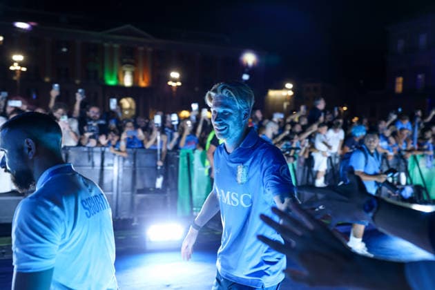 Napoli™s Kevin De Bruyne in Piazza Plebiscito per la Festa del Centenario del Napoli - Napoli, Italia, 1 Agosto 2026 (Foto Alessandro Garofalo LaPresse) Napoli™s Kevin De Bruynein Piazza Plebiscito for the Celebration for the Centenary of Napoli Naples, Italy, of August 1, 2026  Copyright: xAlessandroxGarofalo xLaPressex