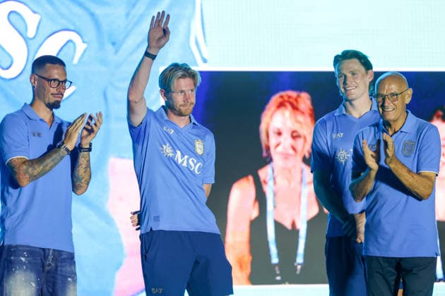 Napoli™s Kevin De Bruyne in Piazza Plebiscito per la Festa del Centenario del Napoli - Napoli, Italia, 1 Agosto 2026 (Foto Alessandro Garofalo LaPresse) Napoli™s Kevin De Bruynein Piazza Plebiscito for the Celebration for the Centenary of Napoli Naples, Italy, of August 1, 2026  Copyright: xAlessandroxGarofalo xLaPressex