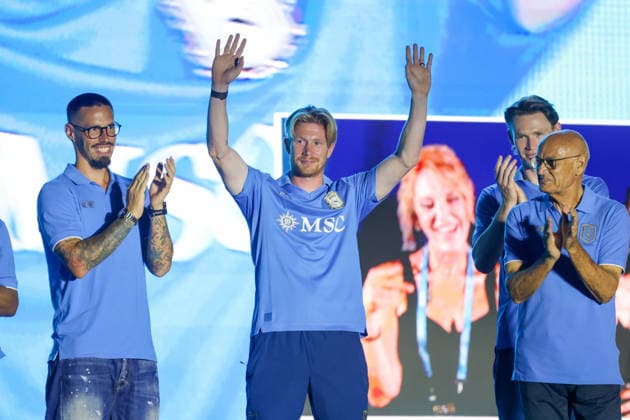 Napoli™s Kevin De Bruyne in Piazza Plebiscito per la Festa del Centenario del Napoli - Napoli, Italia, 1 Agosto 2026 (Foto Alessandro Garofalo LaPresse) Napoli™s Kevin De Bruynein Piazza Plebiscito for the Celebration for the Centenary of Napoli Naples, Italy, of August 1, 2026  Copyright: xAlessandroxGarofalo xLaPressex