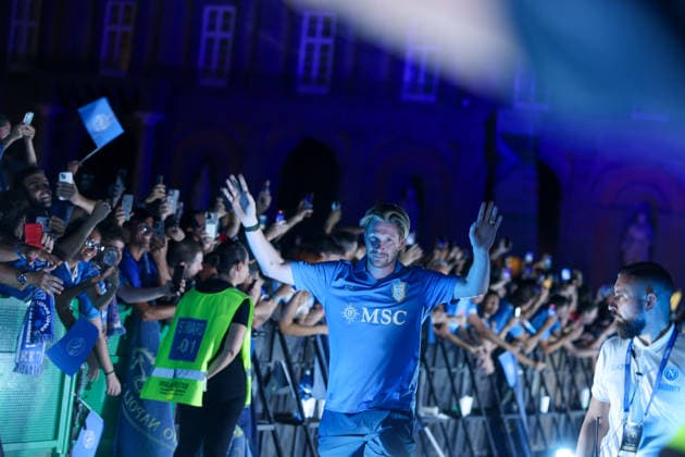 Piazza Plebiscito per la Festa del Centenario del Napoli - Napoli, Italia, 1 Agosto 2026 Napoli™s Kevin De Bruyne (Foto Alessandro Garofalo LaPresse) Piazza Plebiscito for the Celebration for the Centenary of Napoli Naples, Italy, of August 1, 2026 Napoli™s Kevin De Bruyne  Copyright: xAlessandroxGarofalo xLaPressex
