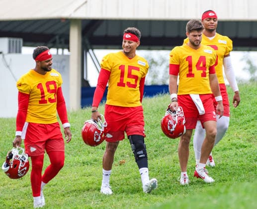 AUGUST 1, 2026: Kansas City Chiefs quarterback Patrick Mahomes and the rest of the Chiefs quarterbacks walks down the hill towards the field at Chiefs training camp in St. Joseph, MO. CSM St. Joseph United States - ZUMAc04_ 20260801_zma_c04_060 Copyright: xRomanxPunox