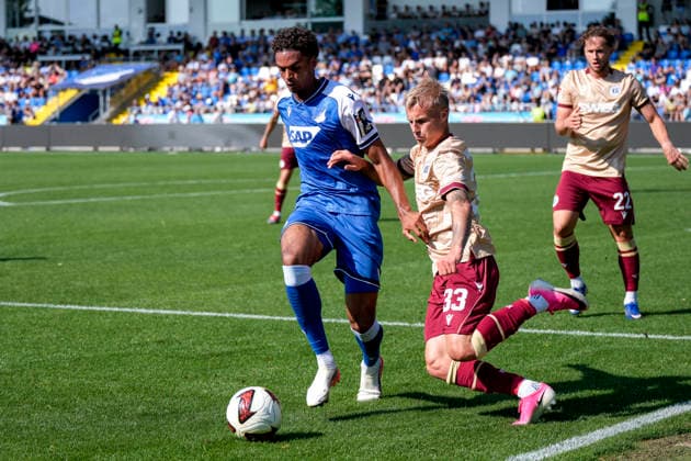 v.li.: Jykese Fields (Hoffenheim, 46), Viktor Bergh (KSC, 33), Zweikampf, Spielszene, Duell, duel, tackle, tackling, Dynamik, Action, Aktion, 01.08.2026, Sinsheim (Deutschland), Fussball, Testspiel, TSG 1899 Hoffenheim - Karlsruher SC, DFB DFL REGULATIONS PROHIBIT ANY USE OF PHOTOGRAPHS AS IMAGE SEQUENCES AND OR QUASI-VIDEO. *** v li Jykese Fields Hoffenheim, 46, Viktor Bergh KSC, 33, tackle, game scene, duel, tackle, tackling, dynamics, action, 01 08 2026, Sinsheim, Germany, soccer, friendly match, TSG 1899 Hoffenheim vs. Karlsruher SC, DFB and DFL regulations prohibit any use of photographs as image sequences and or quasi-video xozx