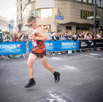 Adidas Runners City Night Berlin 2026 Smith Jake (GBR, 7) 10KM Männer, adidas Runners City Night am Kurfürstendamm in Berlin-Charlottenburg, Berlin (Deutschland) am 01. August 2026 *** Adidas Runners City Night Berlin 2026 Jake Smith (GBR), 7th in the Men s 10K, Adidas Runners City Night on Kurfürstendamm in Berlin-Charlottenburg, Berlin, Germany, on August 1, 2026 Copyright: xBEAUTIFULxSPORTS Kuehnx
