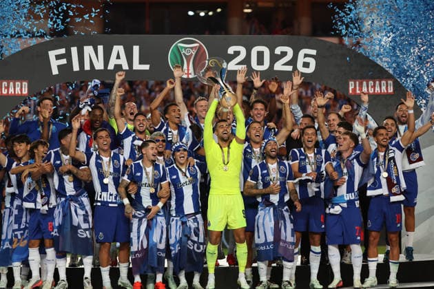 Porto-Torreense-Portugal Super Cup 8-1-2026 Diogo Costa (captain of Porto show the Cup at your fans before the final of SuperCup of Portugal between Porto FC and SC Uniao Torreense at Stadium Cidade of Coimbra on August 1 2026 in Coimbra (Portugal) (Photo by Luis de la Mata SportPix Sipa USA) Coimbra Stadium Coimbra Region Centro Portugal Copyright: xLuisxdexlaxMatax xsportPix.org.ux