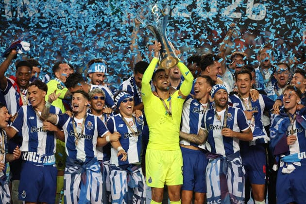 Porto-Torreense-Portugal Super Cup 8-1-2026 Diogo Costa (captain of Porto show the Cup at your fans before the final of SuperCup of Portugal between Porto FC and SC Uniao Torreense at Stadium Cidade of Coimbra on August 1 2026 in Coimbra (Portugal) (Photo by Luis de la Mata SportPix Sipa USA) Coimbra Stadium Coimbra Region Centro Portugal Copyright: xLuisxdexlaxMatax xsportPix.org.ux