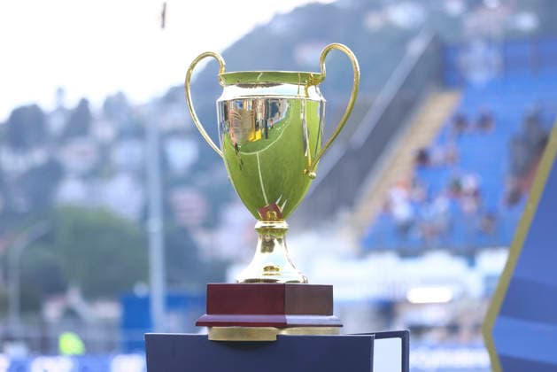 RC Lens v Villarreal CF - Como Cup 2026 - Final The Como Cup trophy is seen during the match between Villarreal and Lens RC at the Giuseppe Sinigallia stadium in Como, Italy, on August 1, 2026. Como Como Italy  Copyright: xMairoxCinquettix originalFilename:cinquetti-villarre260801_npMWk.jpg