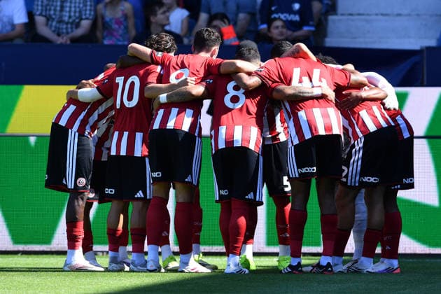 Fußball Testspiel VfL Bochum - Sheffield United am 01.08.2026 im Vonovia Ruhrstadion in Bochum Spielerkreis Team Sheffield United schwört sich vor dem Spiel ein *** Soccer Friendly Match: VfL Bochum vs. Sheffield United on August 1, 2026, at the Vonovia Ruhrstadion in Bochum. The Sheffield United players gather for a pre-game pep talk. xRx