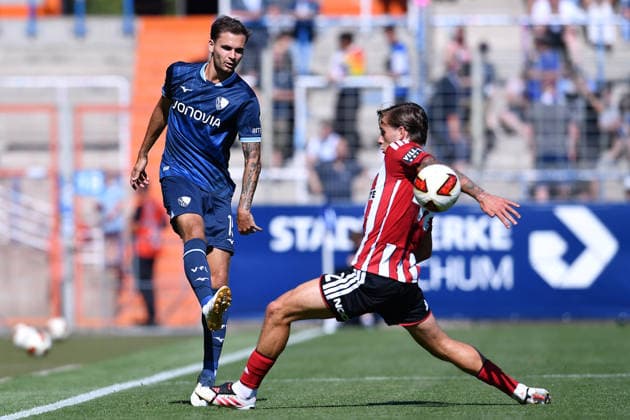 Fußball Testspiel VfL Bochum - Sheffield United am 01.08.2026 im Vonovia Ruhrstadion in Bochum Michael Steinwender ( Bochum ), links - Sydie Peck ( Sheffield ), rechts *** Soccer Friendly Match: VfL Bochum vs. Sheffield United on August 1, 2026, at the Vonovia Ruhrstadion in Bochum. Michael Steinwender (Bochum), left; Sydie Peck (Sheffield), right xRx
