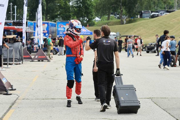 Sheldon van der Linde (RSA) BMW M Hybrid V8 24 im Super-Man Brand New Day Overall wird nach seinem 3 Platz im Qualifiyng von einem teammitglied abgeklatscht, Fahrerlager, BMW M Team WRT Zelt, 01.08.2026, Strecke Road America in Elkart Lake, Wisconsin, USA, Hypercar der IMSA Rennserie *** Sheldon van der Linde, driving the RSA BMW M Hybrid V8 24 in the Super Man Brand New Day overall, is high-fived by a teammate after finishing 3rd in qualifying, paddock, BMW M Team WRT tent, August 1, 2026, Road America circuit in Elkart Lake, Wisconsin, USA, Hypercar class of the IMSA racing series