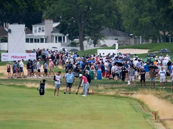DETROIT, MI - AUGUST 01: The galley travels along the course with umbrellas during the third round of the Rocket Classic at Detroit Golf Club on August 01, 2026, in Detroit, Michigan. (Photo by Joseph Weiser Icon Sportswire) GOLF: AUG 01 PGA, Golf Herren Rocket Classic EDITORIAL USE ONLY Icon2608010773