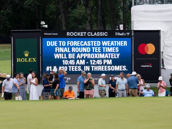 DETROIT, MI - AUGUST 01: A delayed start due to weather advisory is posted on the video board on the 18th hole during the third round of the Rocket Classic at Detroit Golf Club on August 01, 2026, in Detroit, Michigan. (Photo by Joseph Weiser Icon Sportswire) GOLF: AUG 01 PGA, Golf Herren Rocket Classic EDITORIAL USE ONLY Icon2608010863