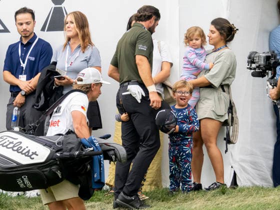 DETROIT, MI - AUGUST 01: Carson Young (USA) hugs his kids after completing the third round of the Rocket Classic at Detroit Golf Club on August 01, 2026, in Detroit, Michigan. (Photo by Joseph Weiser Icon Sportswire) GOLF: AUG 01 PGA, Golf Herren Rocket Classic EDITORIAL USE ONLY Icon2608010903