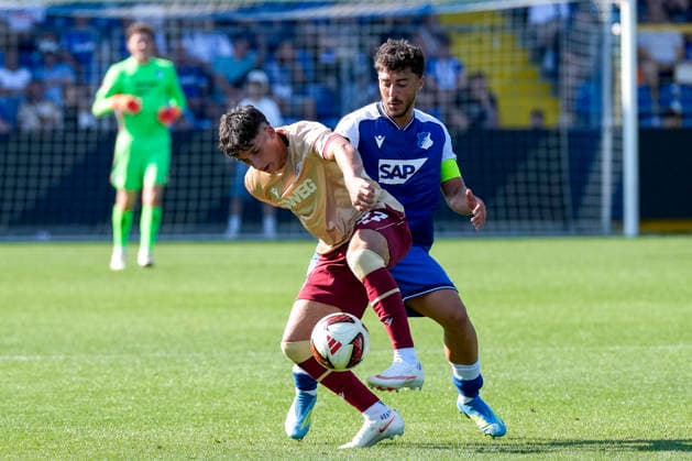 v.li.: Jason Ponente-Ramirez (KSC, 37), Umut Tohumcu (Hoffenheim, 25), Zweikampf, Spielszene, Duell, duel, tackle, tackling, Dynamik, Action, Aktion, 01.08.2026, Sinsheim (Deutschland), Fussball, Testspiel, TSG 1899 Hoffenheim - Karlsruher SC, DFB DFL REGULATIONS PROHIBIT ANY USE OF PHOTOGRAPHS AS IMAGE SEQUENCES AND OR QUASI-VIDEO. *** From left: Jason Ponente Ramirez (KSC), 37, Umut Tohumcu (Hoffenheim), 25, tackle, game scene, duel, tackle, tackling, dynamic, action, 01 08 2026, Sinsheim, Germany, soccer, friendly match, TSG 1899 Hoffenheim vs. Karlsruher SC, DFB and DFL regulations prohibit any use of photographs as image sequences and or quasi-video xozx