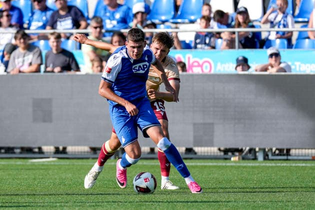 v.li.: Jakov Dedic (Hoffenheim, 52), Paul Scholl (KSC, 15), Zweikampf, Spielszene, Duell, duel, tackle, tackling, Dynamik, Action, Aktion, 01.08.2026, Sinsheim (Deutschland), Fussball, Testspiel, TSG 1899 Hoffenheim - Karlsruher SC, DFB DFL REGULATIONS PROHIBIT ANY USE OF PHOTOGRAPHS AS IMAGE SEQUENCES AND OR QUASI-VIDEO. *** From left: Jakov Dedic (Hoffenheim), 52, Paul Scholl (KSC), 15, tackle, game scene, duel, tackle, tackling, dynamism, action, 01 08 2026, Sinsheim, Germany, soccer, friendly match, TSG 1899 Hoffenheim vs. Karlsruher SC, DFB and DFL regulations prohibit any use of photographs as image sequences and or quasi-video xozx