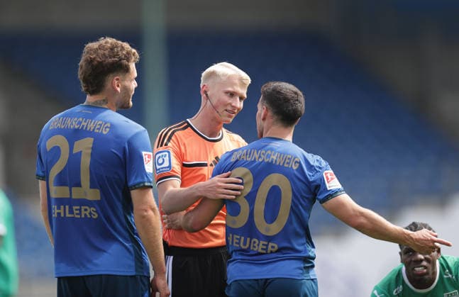 Schiedsrichter Luca Sambill, Kevin Ehlers (Eintracht Braunschweig), Robin Heusser (Eintracht Braunschweig) Fussball, Herren, Saison 2026 2027 2.BL, Eintracht Stadion, Eintracht Braunschweig gegen RAAL La Louviere, Saisonvorbereitung, Testspiel, 0-0 DFL REGULATIONS PROHIBIT ANY USE OF PHOTOGRAPHS AS IMAGE SEQUENCES AND OR QUASI-VIDEO. *** Referee Luca Sambill, Kevin Ehlers (Eintracht Braunschweig), Robin Heusser (Eintracht Braunschweig), Soccer, Men s, 2026–2027 Season, 2nd Bundesliga, Eintracht Stadium, Eintracht Braunschweig vs. RAAL La Louvière, preseason, friendly match, 0–0. DFL regulations prohibit any use of photographs as image sequences and or quasi-video.
