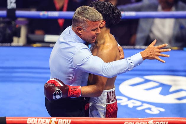 August 01, 2026: (R-L) Referee Thomas Taylor protects Dylan Capetillo and stops the fight during the Roach Jr. vs Zepeda card inside The Theater at the Virgin Hotels on August 1, 2026 in Las Vegas, NV. CSM. Las Vegas United States of America - ZUMAc04_ 20260801_zma_c04_121 Copyright: xChristopherxTrimx
