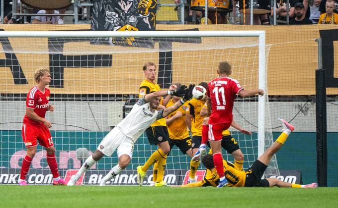 Fußball, Herren, Saison 2026 2027, Testspiel, Dynamo Dresden - 1. FC Union Berlin (2:1), v. l. Leopold Querfeld (1. FC Union Berlin), Torwart Tim Schreiber (Dynamo Dresden), Woo-Yeong Jeong (Wooyeong, 1. FC Union Berlin), 01.08. 2026, *** Soccer, Men s, 2026–2027 Season, Friendly Match, Dynamo Dresden 1–2 1 FC Union Berlin, from left: Leopold Querfeld (1 FC Union Berlin), goalkeeper Tim Schreiber (Dynamo Dresden), Woo Yeong Jeong (Wooyeong, 1 FC Union Berlin), August 1, 2026, Copyright: xMatthiasxKochx