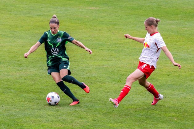 01.08.2026, xgrfx, Fussball Testspiel Frauen , RB Leipzig - VfL Wolfsburg v.l. Svenja Huth (VfL Wolfsburg), Emilia Kiaer Asgeirsdottir (RB Leipzig) (DFL DFB REGULATIONS PROHIBIT ANY USE OF PHOTOGRAPHS as IMAGE SEQUENCES and or QUASI-VIDEO) Leipzig *** August 1, 2026, xgrfx, Women s Soccer Friendly Match, RB Leipzig vs. VfL Wolfsburg, featuring Svenja Huth (VfL Wolfsburg) and Emilia Kiaer Asgeirsdottir (RB Leipzig). DFL and DFB regulations prohibit any use of photographs as image sequences and or quasi-video. Leipzig