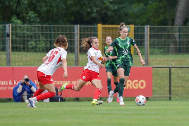 01.08.2026, xgrfx, Fussball Testspiel Frauen , RB Leipzig - VfL Wolfsburg v.l. Sophia Kleinherne (VfL Wolfsburg) (DFL DFB REGULATIONS PROHIBIT ANY USE OF PHOTOGRAPHS as IMAGE SEQUENCES and or QUASI-VIDEO) Leipzig *** August 1, 2026, xgrfx, Women s Soccer Friendly Match, RB Leipzig vs. VfL Wolfsburg, Sophia Kleinherne, VfL Wolfsburg. DFL and DFB regulations prohibit any use of photographs as image sequences and or quasi-video. Leipzig