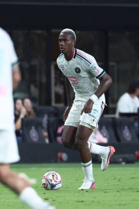 MIAMI, FL - AUGUST 01: Inter Miami CF defense Fricio Caicedo (15) brings the ball forward in the first half during the game between the Columbus Crew and Inter Miami on Saturday, Agust 1, 2026 at Nu Stadium in Miami, FL (Photo by Peter Joneleit Icon Sportswire) SOCCER: AUG 01 MLS, Fussball Herren, USA Inter Miami CF vs Columbus Crew EDITORIAL USE ONLY Icon260801001
