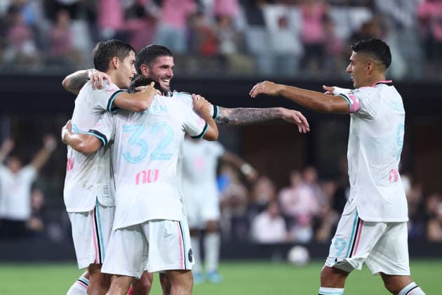 MIAMI, FL - AUGUST 01: Inter Miami CF midfield Rodrigo de Paul (7) and Inter Miami CF offense Luis Suarez (9) celebrate a goal with teammates in the first half during the game between the Columbus Crew and Inter Miami on Saturday, Agust 1, 2026 at Nu Stadium in Miami, FL (Photo by Peter Joneleit Icon Sportswire) SOCCER: AUG 01 MLS, Fussball Herren, USA Inter Miami CF vs Columbus Crew EDITORIAL USE ONLY Icon260801002