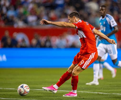 Football - Major League Soccer - Chicago Fire FC v Charlotte FC CHICAGO, USA - Saturday, August 1, 2026: Chicago Fire s Robert Lewandowski scores the first equalising goal during a Major League Soccer match between Chicago Fire FC and Charlotte FC at Soldier Field. (Photo by David Rawcliffe Propaganda) CHICAGO Soldier Field ILLINOIS UNITED STATES OF AMERICA  Copyright: xDavidxRawcliffex P2026-08-01-Chicago_Fire_Charlotte-13