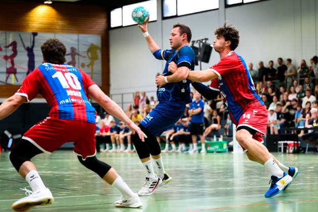 Altbach: HBL - 26 27 - SG BBM Bietigheim - Eulen Ludwigshafen Marc-Robin Eisel (Ludwigshafen), Fynn Nicolaus (Bietigheim) Altbach Baden-Württemberg Deutschland *** Altbach HBL 26 27 SG BBM Bietigheim Eulen Ludwigshafen Marc Robin Eisel Ludwigshafen, Fynn Nicolaus Bietigheim Altbach Baden-Württemberg Germany