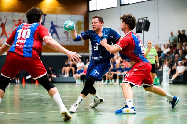 Altbach: HBL - 26 27 - SG BBM Bietigheim - Eulen Ludwigshafen v. li. im Zweikampf Marc-Robin Eisel (Ludwigshafen) und Fynn Nicolaus (Bietigheim) Altbach Baden-Württemberg Deutschland *** Altbach HBL 26 27 SG BBM Bietigheim Eulen Ludwigshafen (from left): Marc Robin Eisel of Ludwigshafen and Fynn Nicolaus of Bietigheim Altbach, Baden-Württemberg, Germany, in a one-on-one battle