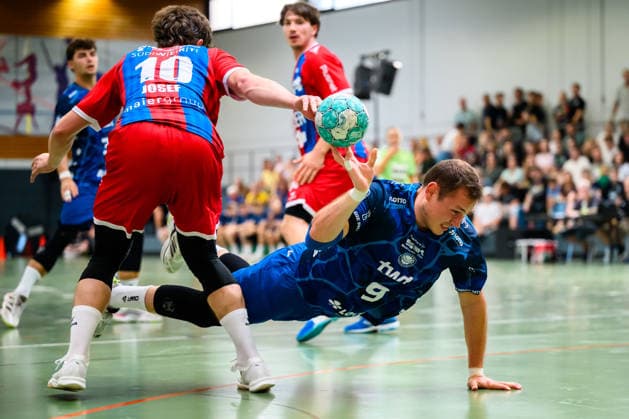 Altbach: HBL - 26 27 - SG BBM Bietigheim - Eulen Ludwigshafen v.li. Jonas Josef (Bietigheim), Marc-Robin Eisel (Ludwigshafen) Altbach Baden-Württemberg Deutschland *** Altbach HBL 26 27 SG BBM Bietigheim Eulen Ludwigshafen (from left): Jonas Josef (Bietigheim), Marc Robin Eisel (Ludwigshafen), Altbach, Baden-Württemberg, Germany