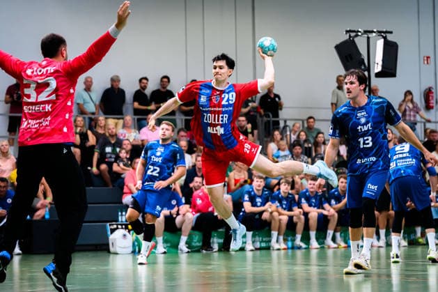 Altbach: HBL - 26 27 - SG BBM Bietigheim - Eulen Ludwigshafen v.li. Torhueter Janis Boieck (Ludwigshafen), Moritz Strosack (Bietigheim), Rene Zobel (Ludwigshafen) Altbach Baden-Württemberg Deutschland *** Altbach HBL 26 27 SG BBM Bietigheim Eulen Ludwigshafen (from left): Goalkeeper Janis Boieck (Ludwigshafen), Moritz Strosack (Bietigheim), Rene Zobel (Ludwigshafen); Altbach, Baden-Württemberg, Germany