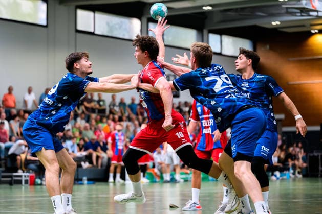 Altbach: HBL - 26 27 - SG BBM Bietigheim - Eulen Ludwigshafen v.li. Monty Kleinsteuber (Ludwigshafen), Jonas Josef (Bietigheim), Friedrich Schmitt (Ludwigshafen) Altbach Baden-Württemberg Deutschland *** Altbach HBL 26 27 SG BBM Bietigheim Eulen Ludwigshafen (from left): Monty Kleinsteuber (Ludwigshafen), Jonas Josef (Bietigheim), Friedrich Schmitt (Ludwigshafen); Altbach, Baden-Württemberg, Germany