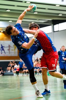 Altbach: HBL - 26 27 - SG BBM Bietigheim - Eulen Ludwigshafen v. li. im Zweikampf Finn Leun (Ludwigshafen) und Fynn Nicolaus (Bietigheim) Altbach Baden-Württemberg Deutschland *** Altbach HBL 26 27 SG BBM Bietigheim Eulen Ludwigshafen (from left): Finn Leun of Ludwigshafen and Fynn Nicolaus of Bietigheim Altbach, Baden-Württemberg, Germany, in a one-on-one battle
