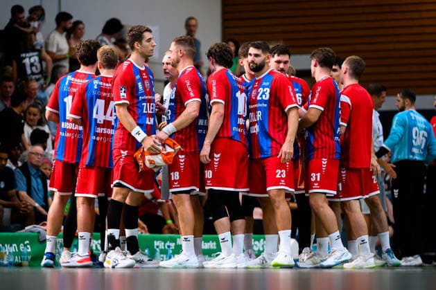 Altbach: HBL - 26 27 - SG BBM Bietigheim - Eulen Ludwigshafen die Mannschaft von Bietigheim in der Auszeit Altbach Baden-Württemberg Deutschland *** Altbach HBL 26 27 SG BBM Bietigheim Eulen Ludwigshafen: The Bietigheim team during a timeout in Altbach, Baden-Württemberg, Germany