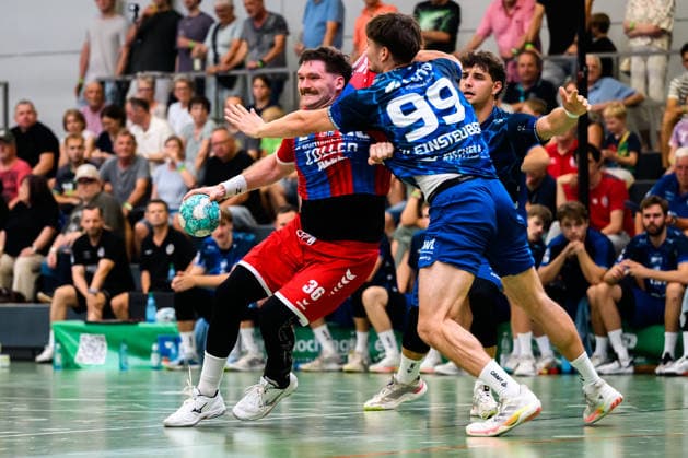 Altbach: HBL - 26 27 - SG BBM Bietigheim - Eulen Ludwigshafen v. li. im Zweikampf Jonathan Fischer (Bietigheim) und Monty Kleinsteuber (Ludwigshafen) Altbach Baden-Württemberg Deutschland *** Altbach HBL 26 27 SG BBM Bietigheim Eulen Ludwigshafen (from left): Jonathan Fischer (Bietigheim) and Monty Kleinsteuber (Ludwigshafen) in a one-on-one battle; Altbach, Baden-Württemberg, Germany