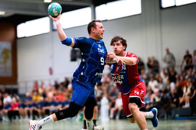 Altbach: HBL - 26 27 - SG BBM Bietigheim - Eulen Ludwigshafen v.li. Marc-Robin Eisel (Ludwigshafen), Fynn Nicolaus (Bietigheim) Altbach Baden-Württemberg Deutschland *** Altbach HBL 26 27 SG BBM Bietigheim Eulen Ludwigshafen (from left): Marc Robin Eisel (Ludwigshafen), Fynn Nicolaus (Bietigheim-Altbach), Baden-Württemberg, Germany