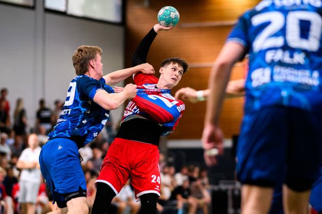 Altbach: HBL - 26 27 - SG BBM Bietigheim - Eulen Ludwigshafen v. li. im Zweikampf Friedrich Schmitt (Ludwigshafen) und Maxim Orlov (Bietigheim) Altbach Baden-Württemberg Deutschland *** Altbach HBL 26 27 SG BBM Bietigheim Eulen Ludwigshafen (from left): Friedrich Schmitt (Ludwigshafen) and Maxim Orlov (Bietigheim Altbach) in a one-on-one battle; Baden-Württemberg, Germany