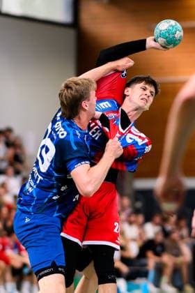 Altbach: HBL - 26 27 - SG BBM Bietigheim - Eulen Ludwigshafen v. li. im Zweikampf Friedrich Schmitt (Ludwigshafen) und Maxim Orlov (Bietigheim) Altbach Baden-Württemberg Deutschland *** Altbach HBL 26 27 SG BBM Bietigheim Eulen Ludwigshafen (from left): Friedrich Schmitt (Ludwigshafen) and Maxim Orlov (Bietigheim Altbach) in a one-on-one battle; Baden-Württemberg, Germany