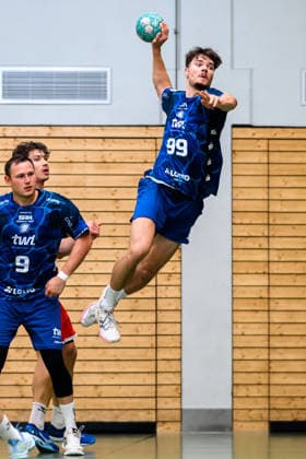 Altbach: HBL - 26 27 - SG BBM Bietigheim - Eulen Ludwigshafen Monty Kleinsteuber (Ludwigshafen) Altbach Baden-Württemberg Deutschland *** Altbach HBL 26 27 SG BBM Bietigheim Eulen Ludwigshafen Monty Kleinsteuber Ludwigshafen Altbach Baden-Württemberg Germany
