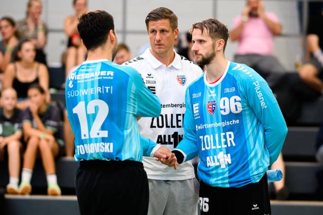 Altbach: HBL - 26 27 - SG BBM Bietigheim - Eulen Ludwigshafen v.li. Torhueter Martin Tomovski (Bietigheim), Torwart-Trainer Jürgen Müller , Torhueter Jan Hrdlicka (Bietigheim) Altbach Baden-Württemberg Deutschland *** Altbach HBL 26 27 SG BBM Bietigheim Eulen Ludwigshafen (from left): Goalie Martin Tomovski (Bietigheim), Goalie Coach Jürgen Müller, Goalie Jan Hrdlicka (Bietigheim), Altbach, Baden-Württemberg, Germany