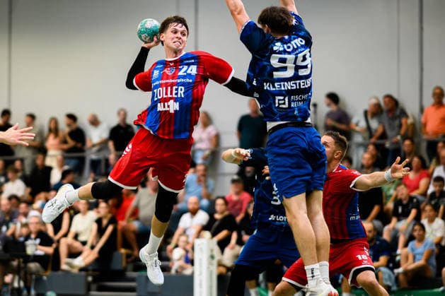 Altbach: HBL - 26 27 - SG BBM Bietigheim - Eulen Ludwigshafen Maxim Orlov (Bietigheim), Monty Kleinsteuber (Ludwigshafen) Altbach Baden-Württemberg Deutschland *** Altbach HBL 26 27 SG BBM Bietigheim Eulen Ludwigshafen Maxim Orlov Bietigheim, Monty Kleinsteuber Ludwigshafen Altbach Baden-Württemberg Germany