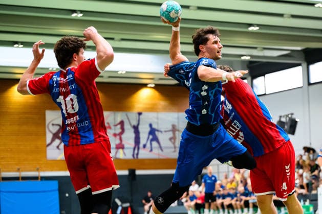 Altbach: HBL - 26 27 - SG BBM Bietigheim - Eulen Ludwigshafen v.li. Jonas Josef (Bietigheim), Finn Leun (Ludwigshafen), Fynn Nicolaus (Bietigheim) Altbach Baden-Württemberg Deutschland *** Altbach HBL 26 27 SG BBM Bietigheim Eulen Ludwigshafen (from left): Jonas Josef (Bietigheim), Finn Leun (Ludwigshafen), Fynn Nicolaus (Bietigheim Altbach), Baden-Württemberg, Germany