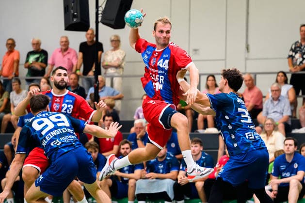 Altbach: HBL - 26 27 - SG BBM Bietigheim - Eulen Ludwigshafen Mathias Larson (Bietigheim), Finn Leun (Ludwigshafen) Altbach Baden-Württemberg Deutschland *** Altbach HBL 26 27 SG BBM Bietigheim Eulen Ludwigshafen Mathias Larson Bietigheim, Finn Leun Ludwigshafen Altbach Baden-Württemberg Germany