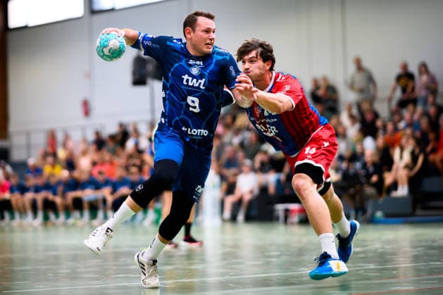 Altbach: HBL - 26 27 - SG BBM Bietigheim - Eulen Ludwigshafen Marc-Robin Eisel (Ludwigshafen), Fynn Nicolaus (Bietigheim) Altbach Baden-Württemberg Deutschland *** Altbach HBL 26 27 SG BBM Bietigheim Eulen Ludwigshafen Marc Robin Eisel Ludwigshafen, Fynn Nicolaus Bietigheim Altbach Baden-Württemberg Germany