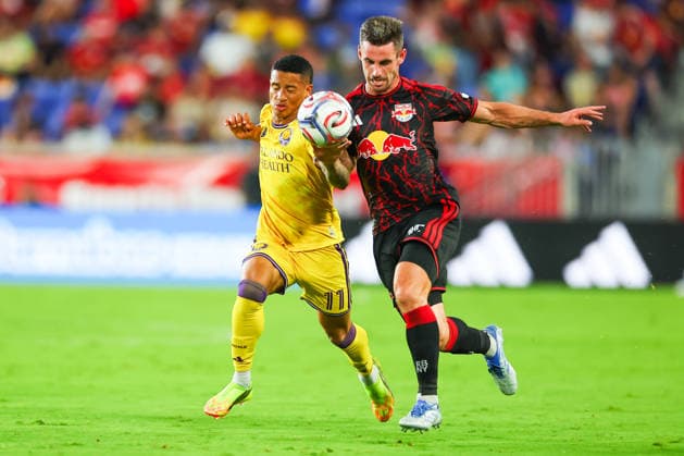 HARRISON, NJ - AUGUST 01: Dylan Nealis 12 of the Red Bull New York battles Tiago Souza 11 of the Orlando City SC during the first half of the game on August 1, 2026 at Sports Illustrated Stadium in Harrison, New Jersey. (Photo by Rich Graessle Icon Sportswire) SOCCER: AUG 01 MLS, Fussball Herren, USA Red Bull New York vs Orlando City EDITORIAL USE ONLY Icon26080129706