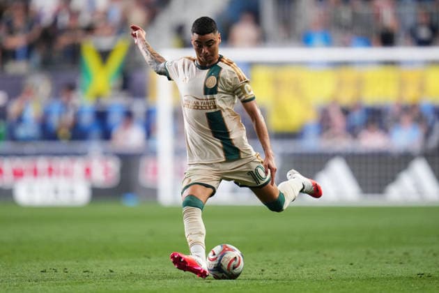 August 01, 2026: Atlanta United Forward Miguel AlmiroÂ³n (10) kicks the ball during the second half of an MLS, Fussball Herren, USA match against the Philadelphia Union at Subaru Park in Chester, Pennsylvania. CSM Chester United States of America - ZUMAc04_ 20260801_zma_c04_211 Copyright: xKylexRoddenx