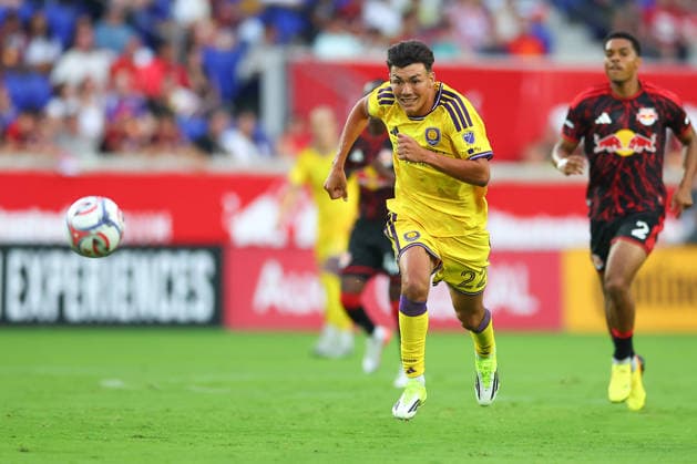 HARRISON, NJ - AUGUST 01: Justin Ellis 22 of the Orlando City SC runs to the ball during the first half of the game against Red Bull New York on August 1, 2026 at Sports Illustrated Stadium in Harrison, New Jersey. (Photo by Rich Graessle Icon Sportswire) SOCCER: AUG 01 MLS, Fussball Herren, USA Red Bull New York vs Orlando City EDITORIAL USE ONLY Icon26080129723