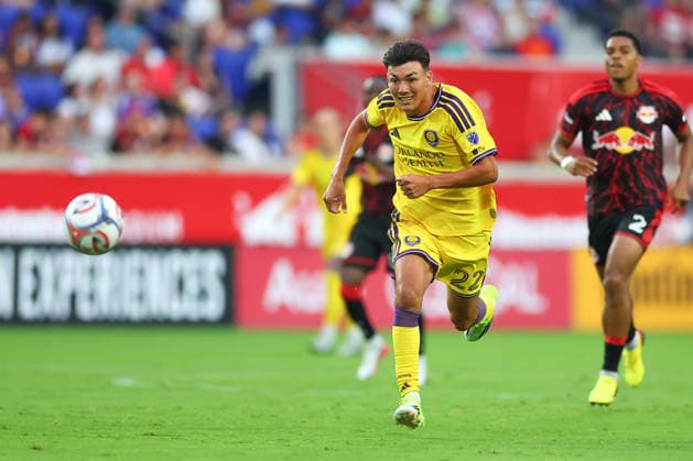 HARRISON, NJ - AUGUST 01: Justin Ellis 22 of the Orlando City SC runs to the ball during the first half of the game against Red Bull New York on August 1, 2026 at Sports Illustrated Stadium in Harrison, New Jersey. (Photo by Rich Graessle Icon Sportswire) SOCCER: AUG 01 MLS, Fussball Herren, USA Red Bull New York vs Orlando City EDITORIAL USE ONLY Icon26080129724