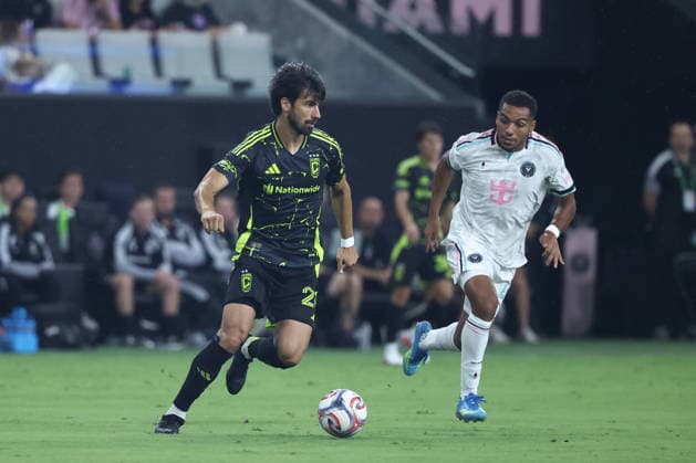 MIAMI, FL - AUGUST 01: Columbus Crew midfield AndrÃ Gomes (20) controls the ball as Inter Miami CF offense Yannick Bright (42) pressures in the first half during the game between the Columbus Crew and Inter Miami on Saturday, Agust 1, 2026 at Nu Stadium in Miami, FL (Photo by Peter Joneleit Icon Sportswire) SOCCER: AUG 01 MLS, Fussball Herren, USA Inter Miami CF vs Columbus Crew EDITORIAL USE ONLY Icon260801008